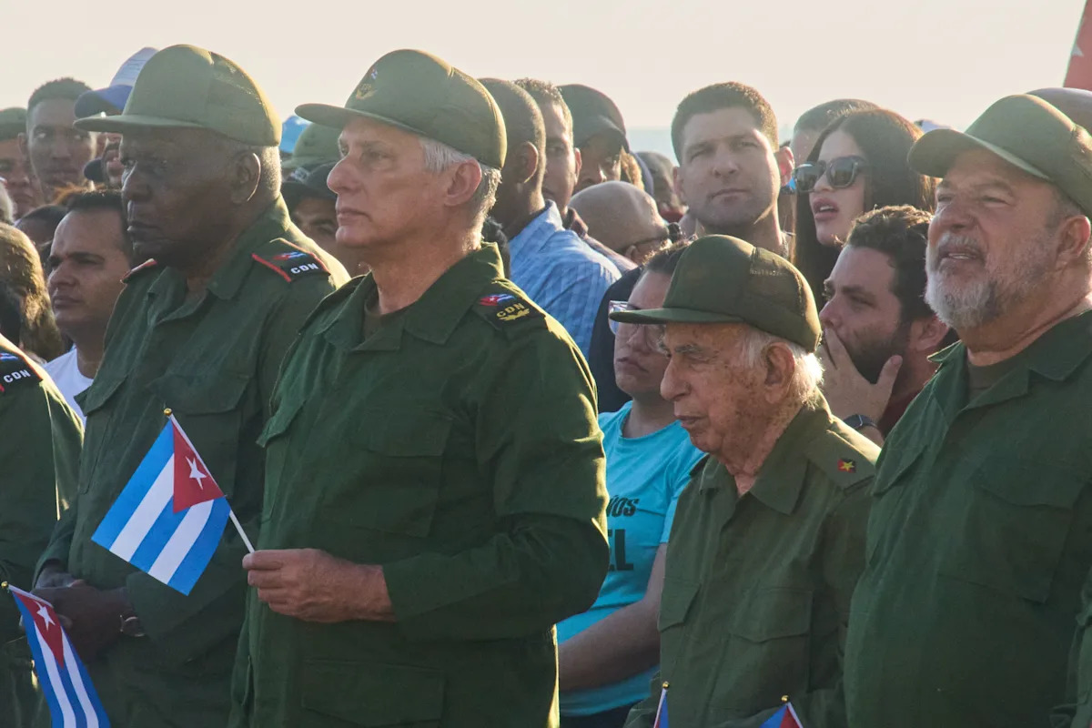 Partido Comunista de Cuba aprova plano econômico de emergência de abertura à iniciativa privada