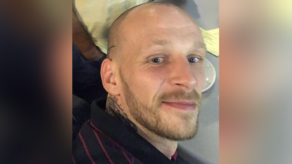 Passageiro ‘perturbador’ contido em voo Jet2 morre