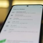 Um telefone Android com passaporte dos EUA na parte superior da tela com fundo desfocado de uma área de espera em um terminal de um aeroporto
