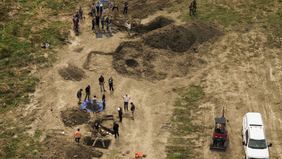 Os investigadores procuram restos de animais enquanto executam um segundo mandado de busca no Resgate de Miranda como parte de sua investigação na terça-feira. -Stephen Lam/San Francisco Chronicle/Getty Images