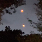 Vídeo de testemunha ocular mostrando luzes brilhantes no céu no nordeste dos Estados Unidos em julho de 2025, capturado em um iPhone. /Crédito: FBI/Pentágono