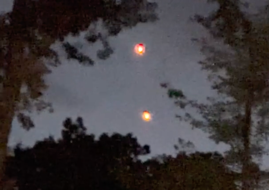 Vídeo de testemunha ocular mostrando luzes brilhantes no céu no nordeste dos Estados Unidos em julho de 2025, capturado em um iPhone. /Crédito: FBI/Pentágono