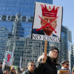 Manifestantes protestando contra o presidente eleito republicano Donald Trump se reúnem em frente ao Trump International Hotel and Tower em Chicago, Illinois, EUA, em 9 de novembro de 2016.