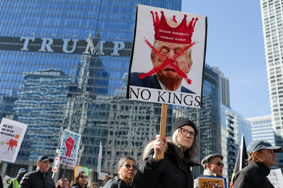 Manifestantes protestando contra o presidente eleito republicano Donald Trump se reúnem em frente ao Trump International Hotel and Tower em Chicago, Illinois, EUA, em 9 de novembro de 2016.