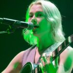 Phoebe Bridgers transforma o Madison Square Garden em sua sala de estar com um show íntimo e sem telefone com oito novas músicas: crítica do concerto