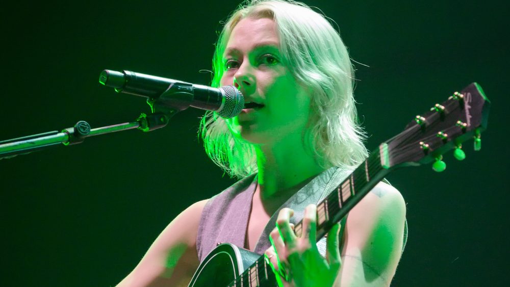 Phoebe Bridgers transforma o Madison Square Garden em sua sala de estar com um show íntimo e sem telefone com oito novas músicas: crítica do concerto