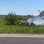 Os destroços estão em um campo próximo ao Aeroporto Butler Memorial depois que um avião que transportava paraquedistas caiu em Butler, Missouri, no domingo. - Afiliada da ABC KMBC/Reuters