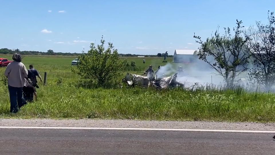 Os destroços estão em um campo próximo ao Aeroporto Butler Memorial depois que um avião que transportava paraquedistas caiu em Butler, Missouri, no domingo. - Afiliada da ABC KMBC/Reuters