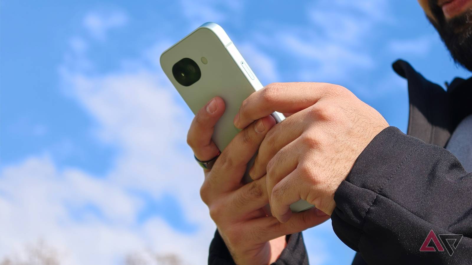 Uma pessoa segurando o Google Pixel 10a