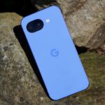 Google Pixel 10 Pro XL encostado em uma rocha marrom