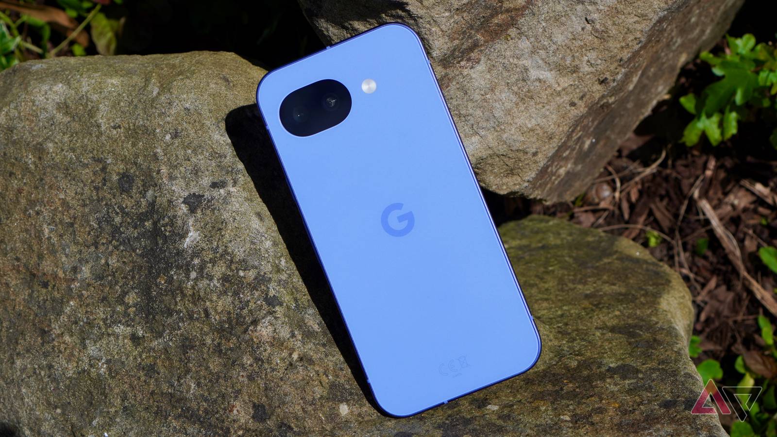 Google Pixel 10 Pro XL encostado em uma rocha marrom