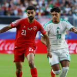Futebol - Copa do Mundo FIFA 2026 - Grupo J - Jordânia x Argélia - San Francisco Bay Area Stadium, Santa Clara, Califórnia, EUA - 22 de junho de 2026 Nizar Alrashdan da Jordânia em ação com Fares Chaibi da Argélia REUTERS/Carlos Barria