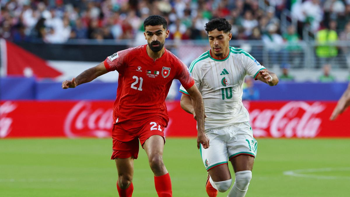 Futebol - Copa do Mundo FIFA 2026 - Grupo J - Jordânia x Argélia - San Francisco Bay Area Stadium, Santa Clara, Califórnia, EUA - 22 de junho de 2026 Nizar Alrashdan da Jordânia em ação com Fares Chaibi da Argélia REUTERS/Carlos Barria