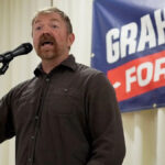 Candidato democrata ao Senado no Maine Graham Platner fala com apoiadores em Portland