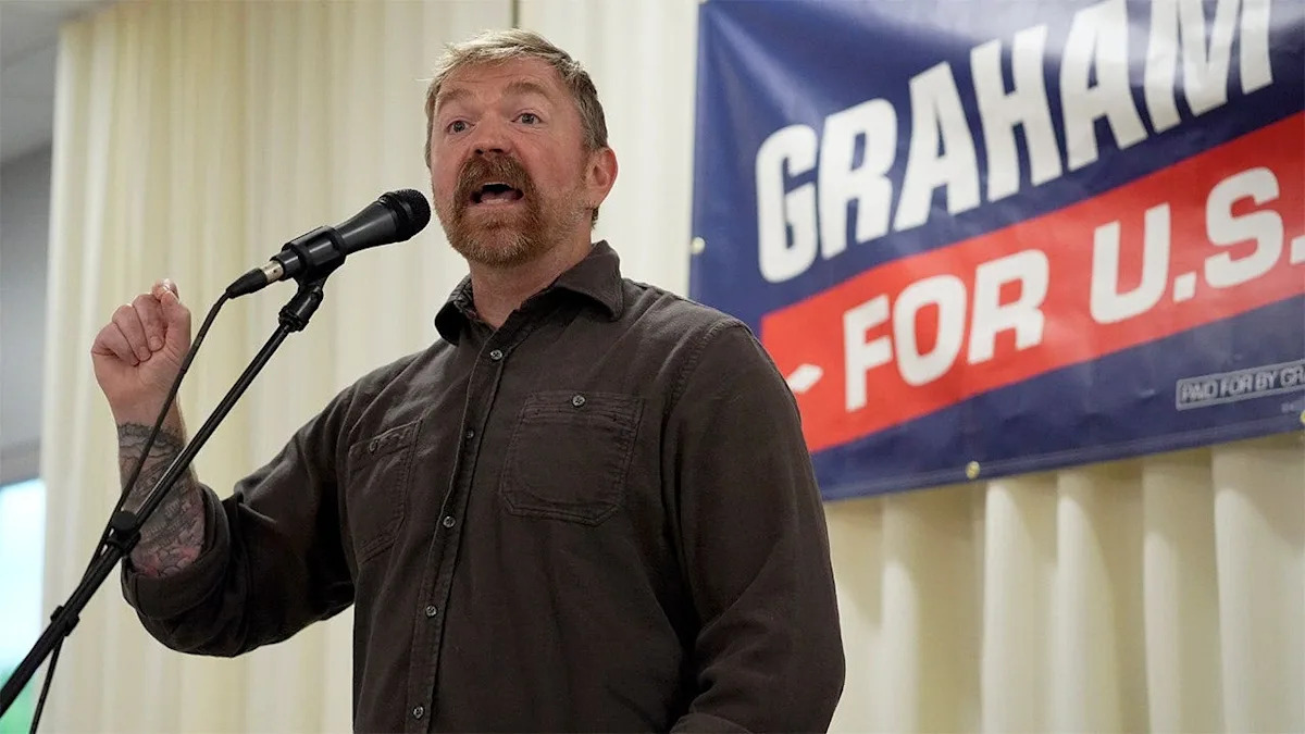 Candidato democrata ao Senado no Maine Graham Platner fala com apoiadores em Portland