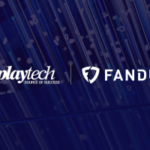 Gráfico de anúncio da parceria Playtech e FanDuel destacando o lançamento da rede iPoker da Playtech nos mercados regulamentados de pôquer online da América do Norte.