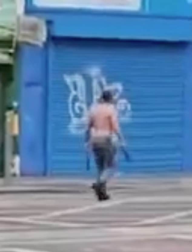 A polícia antiterrorista lançou uma investigação depois que um homem supostamente atacou muçulmanos em uma série de ataques em Edimburgo