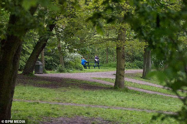 Um menino de quatro anos desapareceu por vários minutos enquanto brincava em Haden Hill Park, West Midlands, a poucos metros de sua mãe