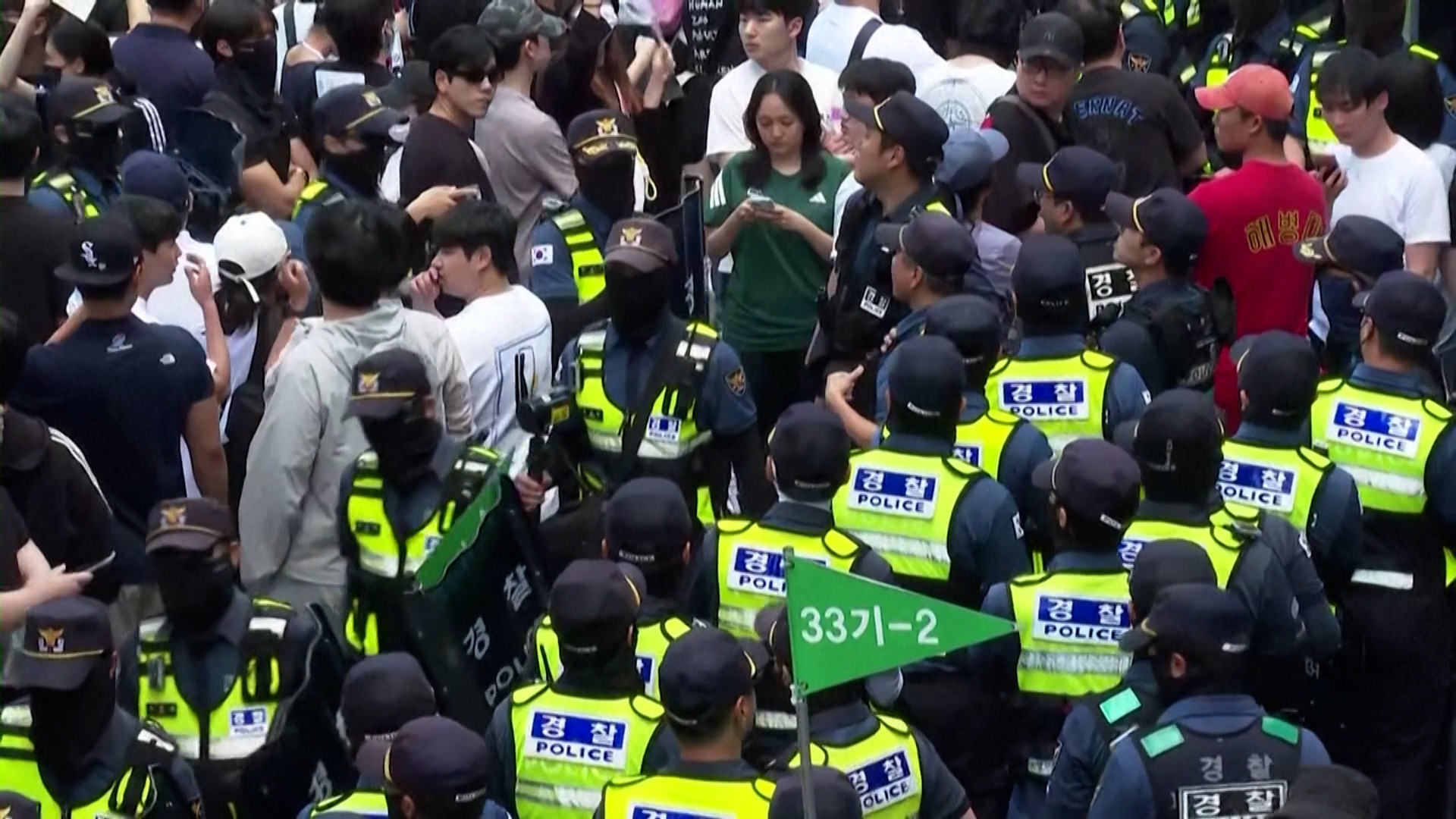 Polícia sul-coreana interrompe protesto de 35 horas em locais de votação