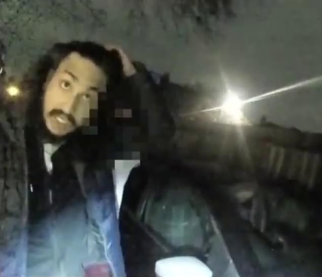 O assassino Vickrum Digwa é visto mentindo para a polícia ao contar que o adolescente arrancou seu turbante em um ataque racista