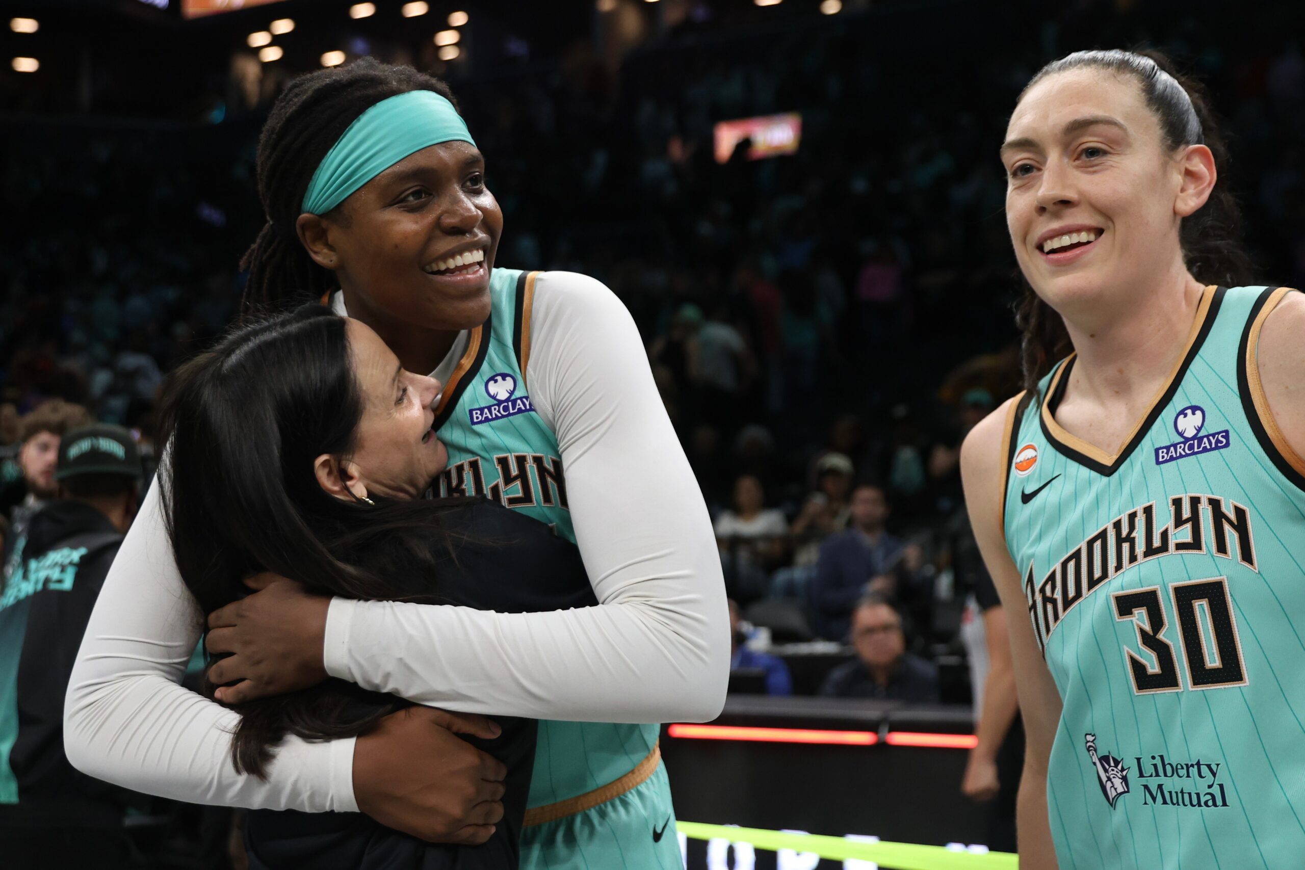 Pontuações da WNBA: Jonquel Jones fez 22 pontos e 17 rebotes para ajudar o New York Liberty a vencer o Toronto Tempo 97-82