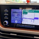 Painel do Android Auto mostrando os atalhos de ação do Assistente na tela