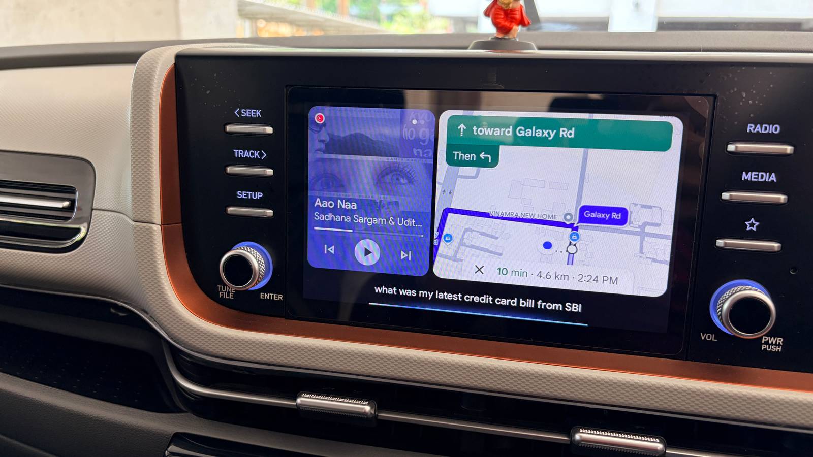 Painel do Android Auto mostrando os atalhos de ação do Assistente na tela