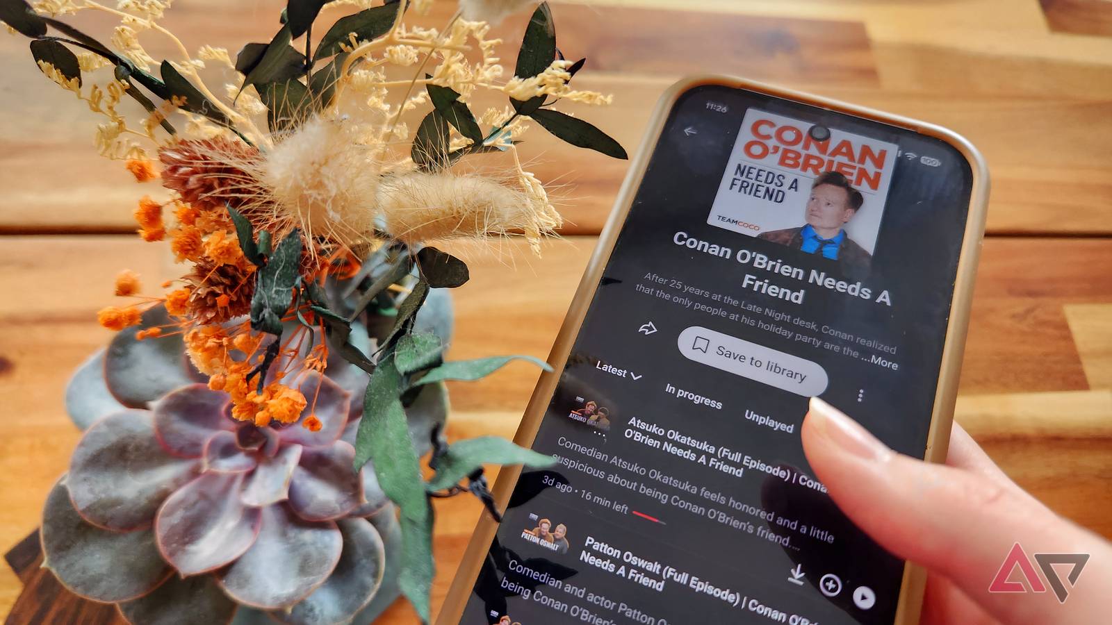 Mulher ouvindo Spotify em fones de ouvido enquanto faz perguntas sobre um episódio de podcast.