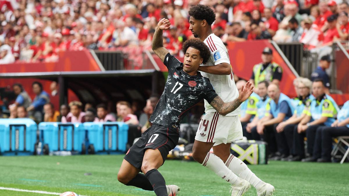 Por que o árbitro atualizou o cartão amarelo de Homam Ahmed para vermelho na partida Canadá x Catar da Copa do Mundo FIFA 2026?