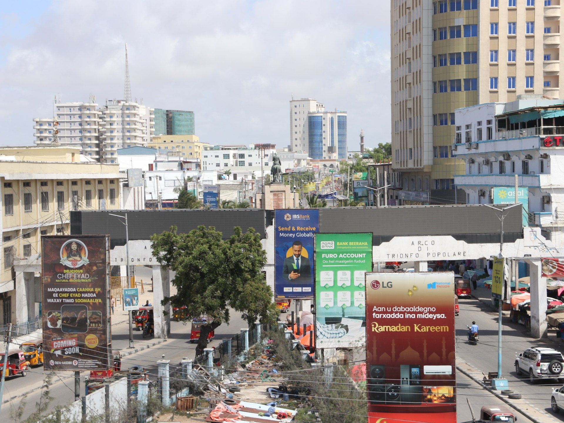 A estrada Maka Al-Mukarama, a principal via de Mogadíscio, costuma ser um movimentado centro comercial.
