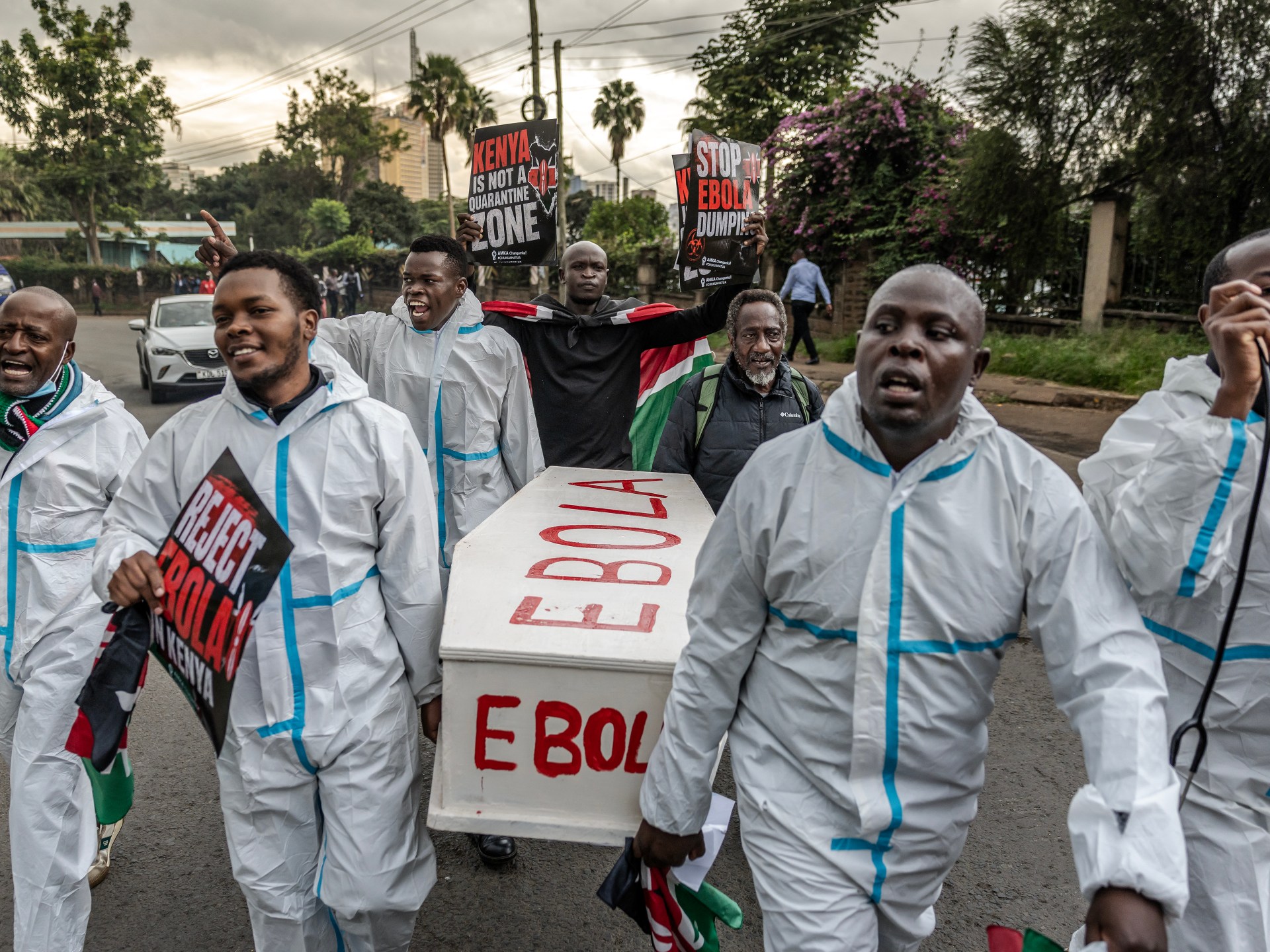 Trabalhadores da Cruz Vermelha enterram uma vítima do Ebola no Cemitério Rwampara, em Bunia, Congo, sábado, 23 de maio de 2026. (AP Photo/Moses Sawasawa)