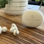 pessoa substituindo pontas auriculares em fones de ouvido baseus