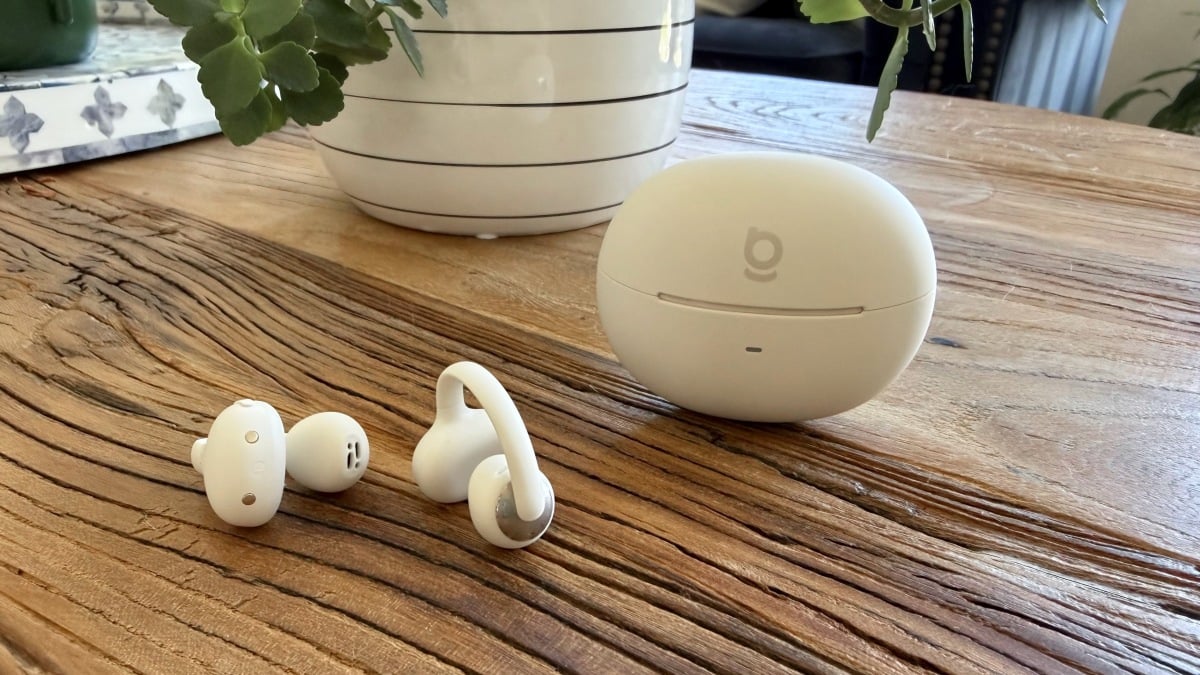 pessoa substituindo pontas auriculares em fones de ouvido baseus