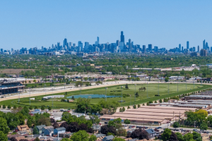 Vista aérea do Hawthorne Race Course em Stickney, Illinois, com o horizonte de Chicago ao fundo enquanto o histórico local de corridas de cavalos passa por um processo de falência, Capítulo 11, e um processo de venda em 26 de junho.