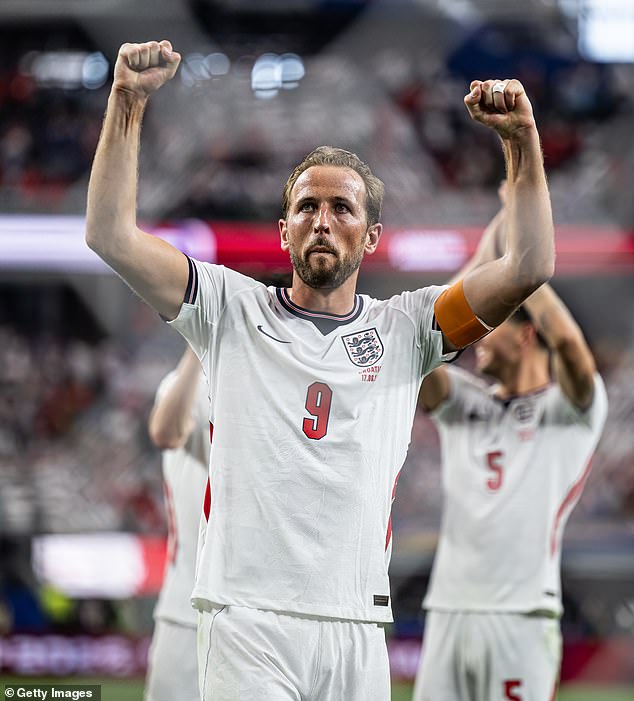 Harry Kane, o capitão dos Três Leões, comemora depois que sua equipe venceu por quatro gols a dois contra a Croácia em Arlington, Texas