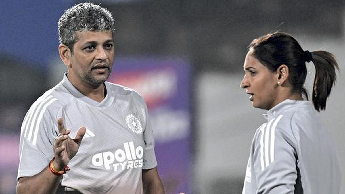 Precisamos repensar nosso jogo T20: o técnico da Índia, Muzumdar, após a eliminação da Copa do Mundo