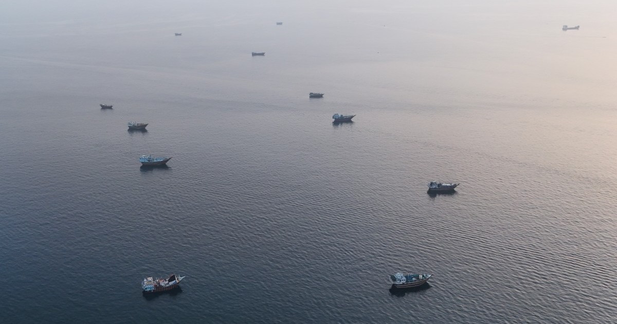 Preços do petróleo sobem à medida que ataques dos EUA e do Irã ameaçam a reabertura do Estreito de Ormuz