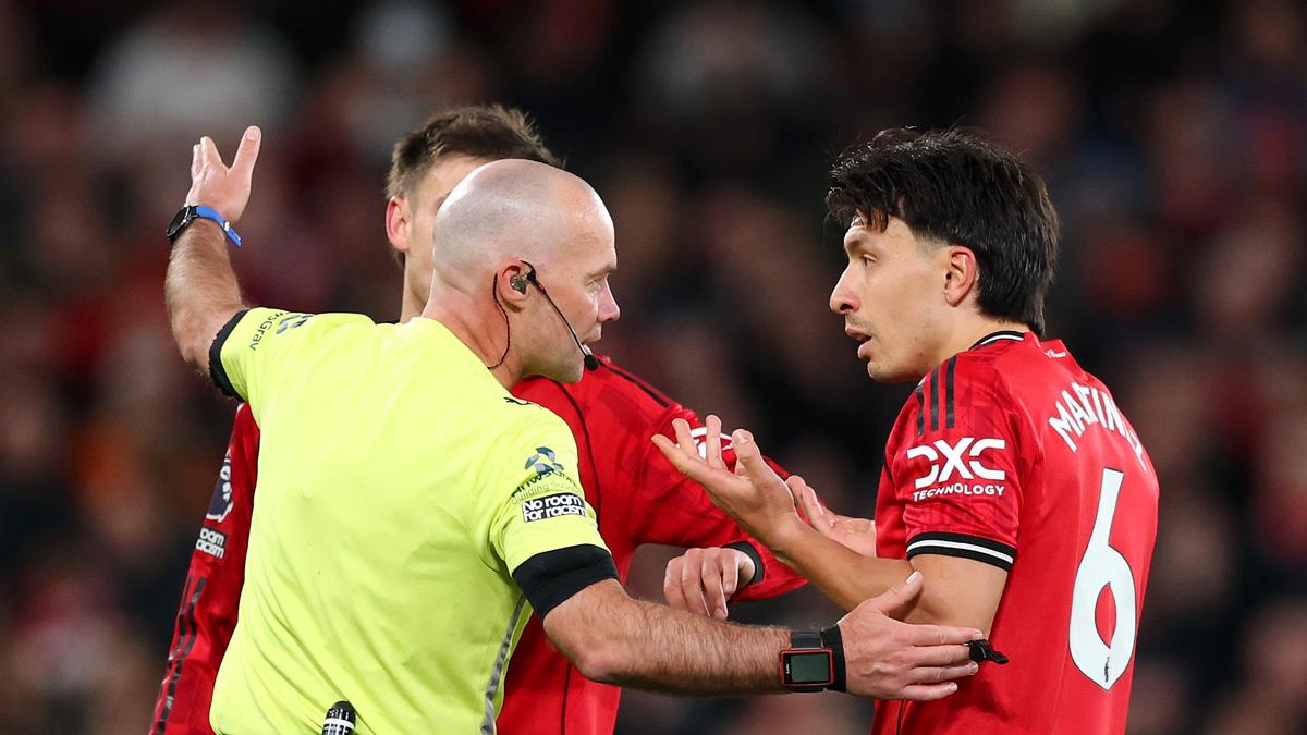 Premier League atualiza regras de arbitragem sobre puxões de cabelo e proteção de goleiros