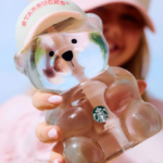 Um close do copo gelado de vidro Starbucks Pink Bearista.