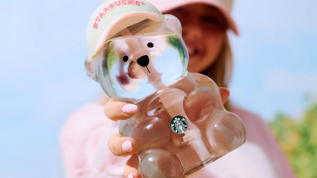 Um close do copo gelado de vidro Starbucks Pink Bearista.