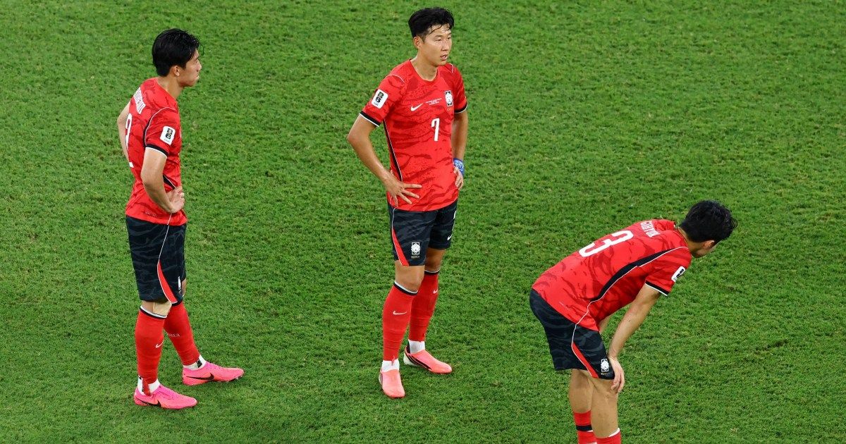 Torcedores sul-coreanos reagem depois que seu time perdeu a partida de futebol da Copa do Mundo de 2026 contra a África do Sul, na Praça Gwanghwamun, em Seul, em 25 de junho de 2026. (Foto de Jade GAO / AFP)