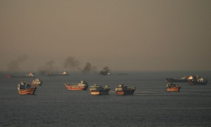 Primeiros petroleiros cruzam o Estreito sob acordo com o Irã; Ataques israelenses levantam dúvidas no Líbano