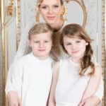 Uma nova fotografia de Charlene, 48, com os braços em volta da princesa Gabriella e do príncipe Jacques foi compartilhada na página oficial da família real no Instagram para comemorar a ocasião anual, que cai no último domingo de maio.