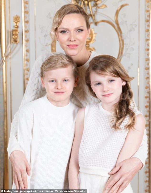 Uma nova fotografia de Charlene, 48, com os braços em volta da princesa Gabriella e do príncipe Jacques foi compartilhada na página oficial da família real no Instagram para comemorar a ocasião anual, que cai no último domingo de maio.