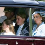 Princesa de Gales surpreende com uma roupa azul chique ao lado de seus filhos Príncipe George, 12, Princesa Charlotte, 11, e Príncipe Louis, 8, quando eles chegam para Trooping the Color