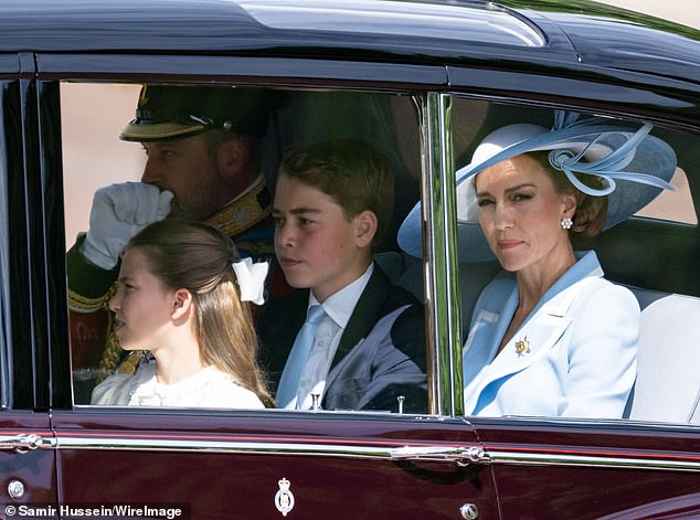 Princesa de Gales surpreende com uma roupa azul chique ao lado de seus filhos Príncipe George, 12, Princesa Charlotte, 11, e Príncipe Louis, 8, quando eles chegam para Trooping the Color