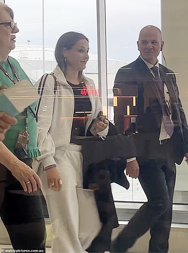 A princesa herdeira Ingrid Alexandra da Noruega cortou seu bacharelado na Universidade de Sydney e voou para fora da cidade na tarde de terça-feira