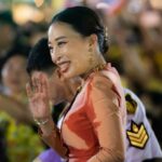 A princesa Bajrakitiyabha da Tailândia cumprimenta seus monarquistas ao sair de uma cerimônia religiosa para comemorar a morte do rei Chulalongkorn, conhecido como rei Rama V, no Grande Palácio de Bangkok, Tailândia, em 23 de outubro de 2020.