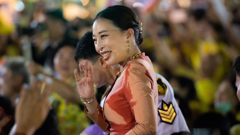 A princesa Bajrakitiyabha da Tailândia cumprimenta seus monarquistas ao sair de uma cerimônia religiosa para comemorar a morte do rei Chulalongkorn, conhecido como rei Rama V, no Grande Palácio de Bangkok, Tailândia, em 23 de outubro de 2020.