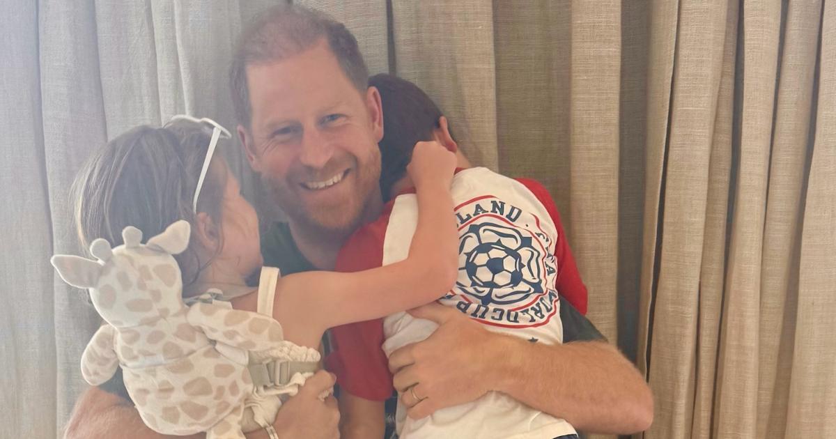 Príncipe Harry abraça crianças Archie e Lili em foto rara para o Dia dos Pais